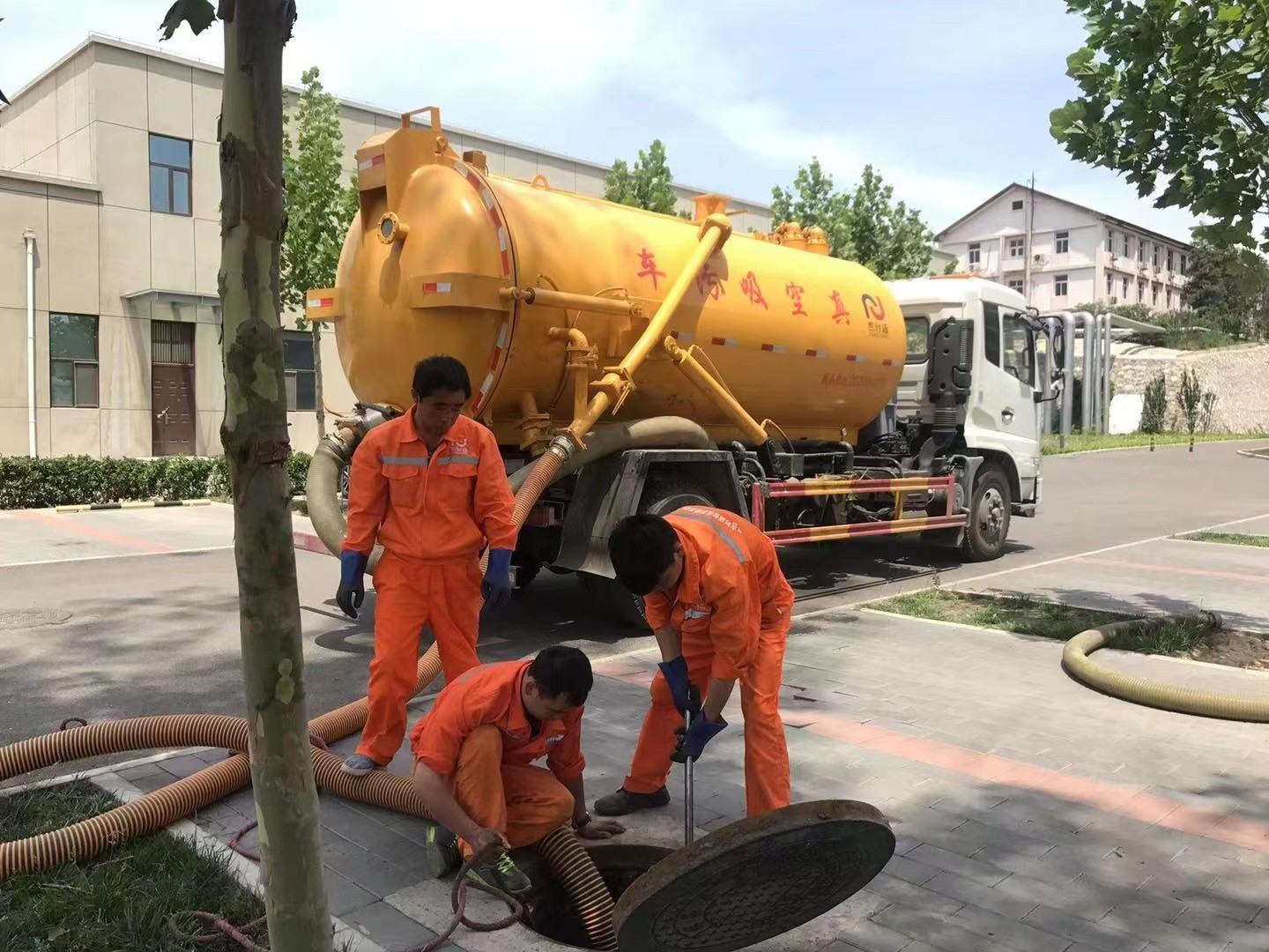 涉县管道疏通车停在窨井附近